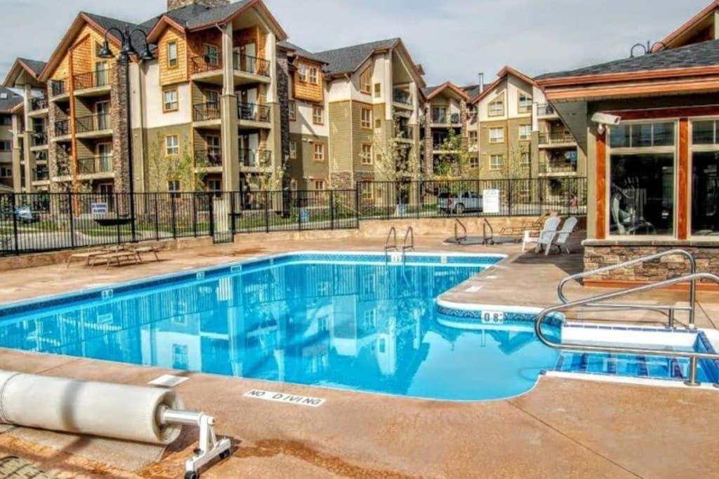 Rustic Modern 2 Bed 2 Bath With Lakeview Pool And Hot Tub Invermere Exterior foto